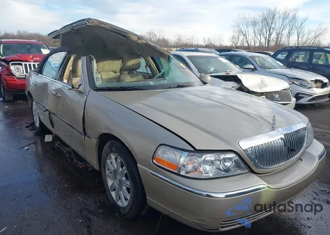 2011 Lincoln Town Car Signature Limited z USA, uszkodzony, nr VIN 2LNBL8CV6BX757412